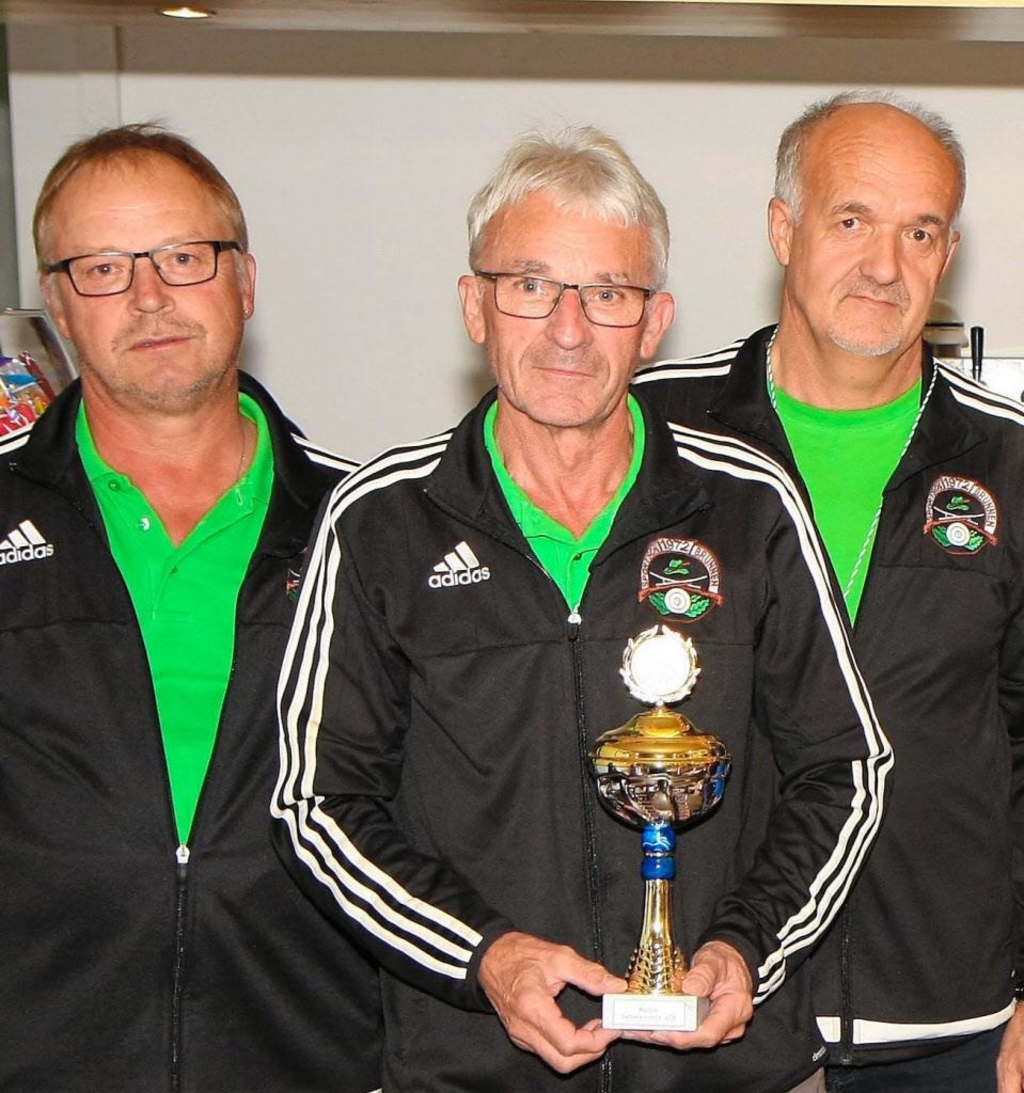 Stolze Titelverteidiger: Im Vorjahr gewannen die Sportschützen Brunnen mit (v. l.) Hans Reischl, Konrad Dallmeir und Georg Dallmeir den Seniorenrunde-Meisterpokal.
