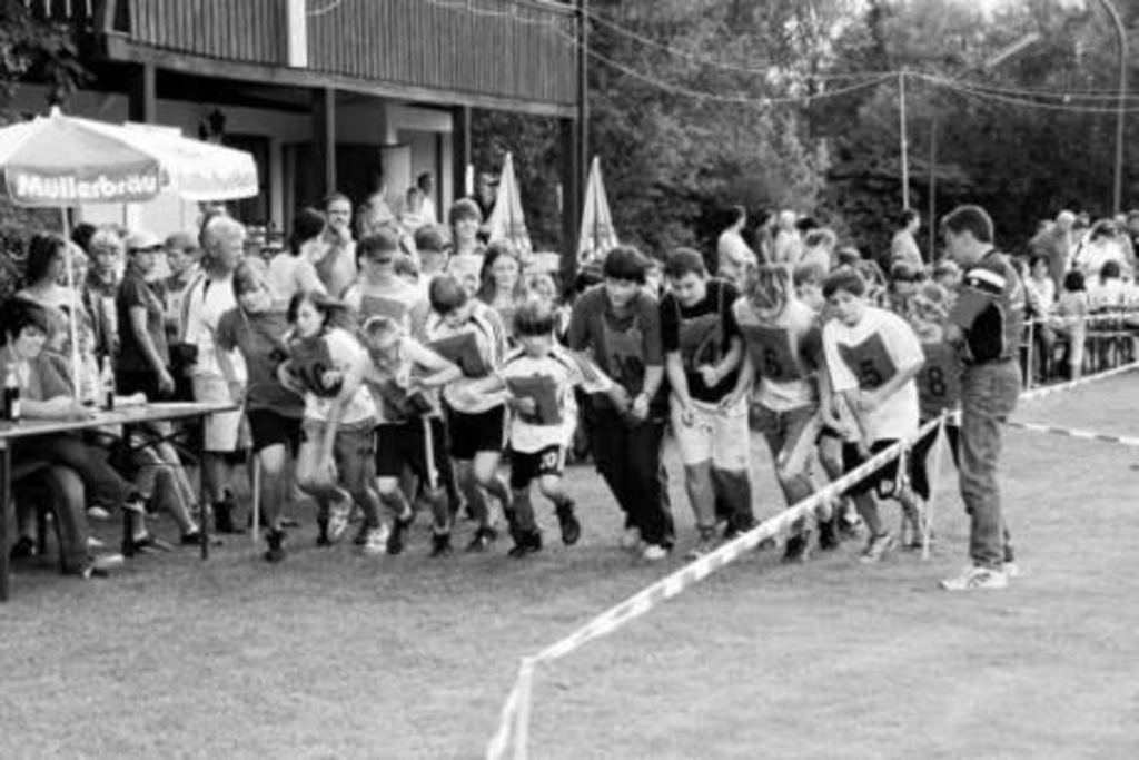 Gedränge auf dem Alberzeller Sportgelände: 16 Schülerteams beim Start.